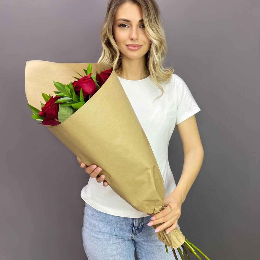 Букет из красных роз с рускусом в крафтовой упаковке – классика с изюминкой Анадырь Чукотский автономный округ