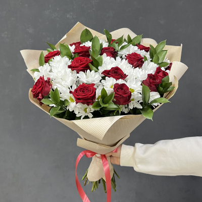 Букет «Романтика» — гармония красных роз и белоснежных хризантем Анадырь Чукотский автономный округ