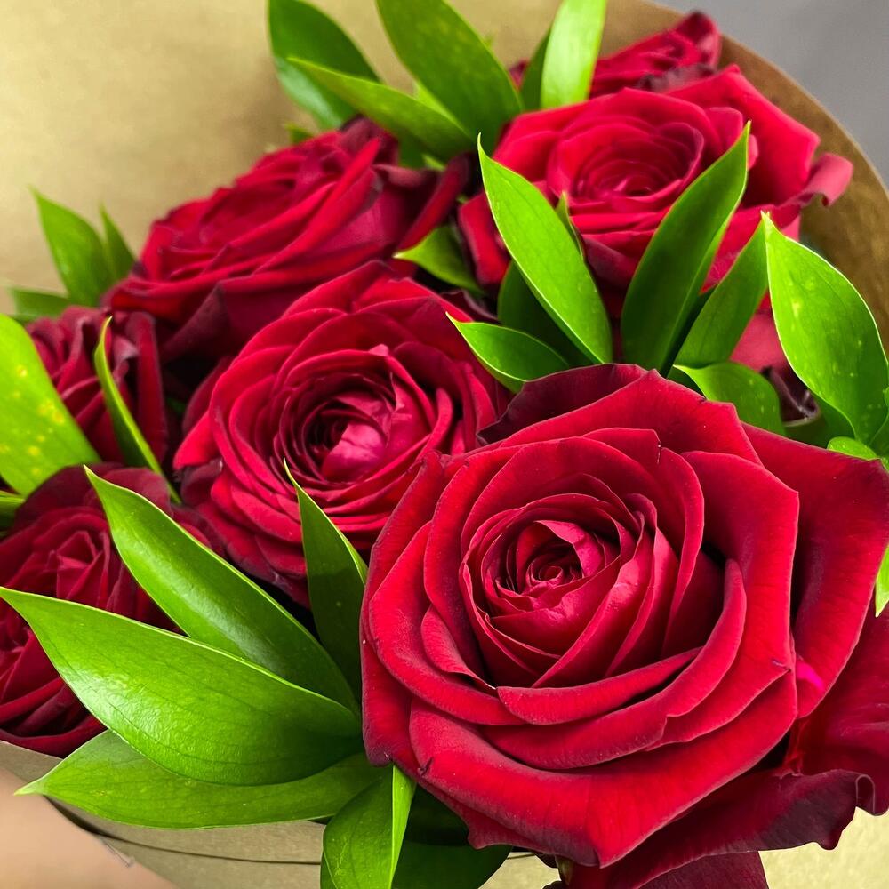 Букет из красных роз с рускусом в крафтовой упаковке – классика с изюминкой Анадырь Чукотский автономный округ