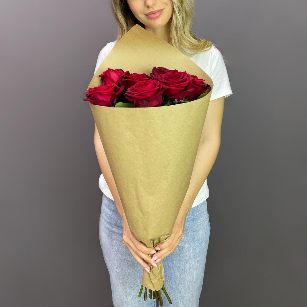 Букет из 7 красных роз в крафте – страсть в стильной упаковке Анадырь Чукотский автономный округ