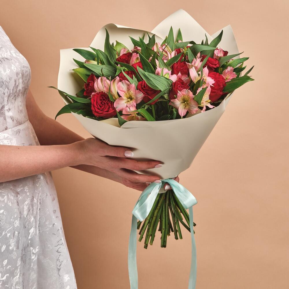 Букет «Нежность слов» — гармония красных роз и нежных альстромерий Анадырь Чукотский автономный округ