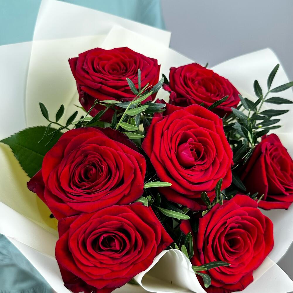 Букет «Гранатовый» из красных роз в роскошной упаковке Анадырь Чукотский автономный округ