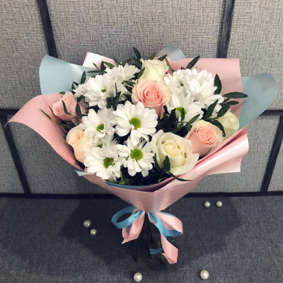 Букет из свежих роз и белых хризантем – гармония нежности и чистоты Анадырь Чукотский автономный округ