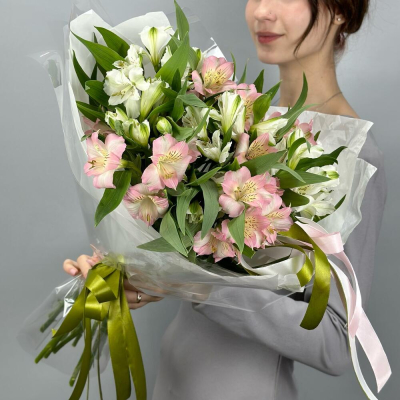 Букет «Нежность» – трогательное сочетание белых и розовых альстромерий Анадырь Чукотский автономный округ