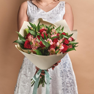 Букет «Нежность слов» — гармония красных роз и нежных альстромерий Анадырь Чукотский автономный округ