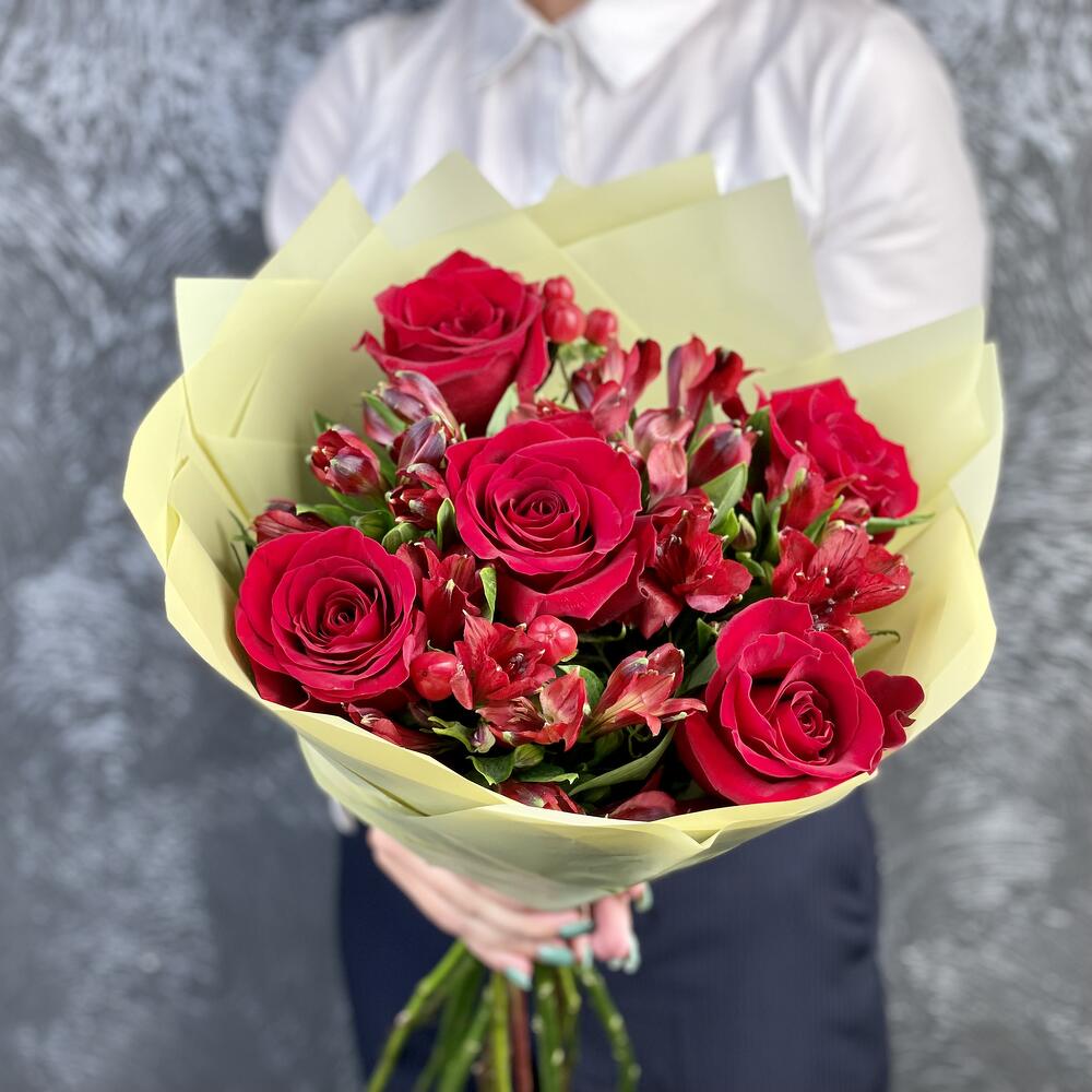 Букет «Бордо» – сочетание красных эквадорских роз и благородных альстромерий Анадырь Чукотский автономный округ