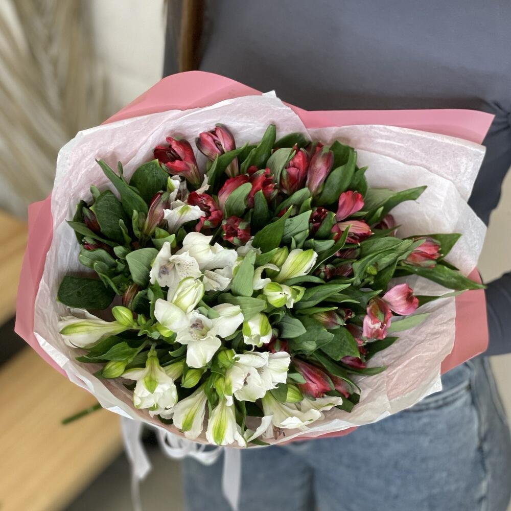 Букет «Люблю»– страсть и чистота в красно-белых альстромериях Анадырь Чукотский автономный округ