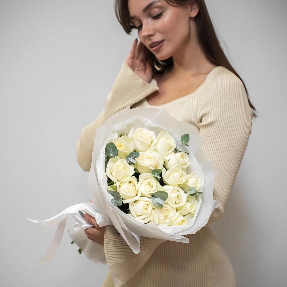 Букет из 15 белых роз с эвкалиптом – чистота и изысканность Анадырь Чукотский автономный округ