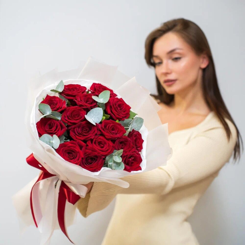 Элегантный букет из 15 красных роз с эвкалиптом – символ страсти и нежности Анадырь Чукотский автономный округ