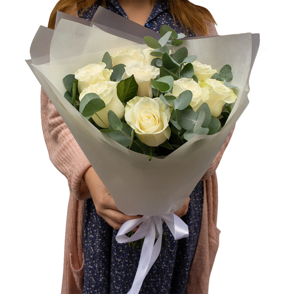 Элегантный букет из 9 белых роз с эвкалиптом – воплощение совершенства Анадырь Чукотский автономный округ