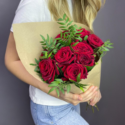 Букет из 9 красных роз с фисташкой – гармония страсти и свежести Анадырь Чукотский автономный округ