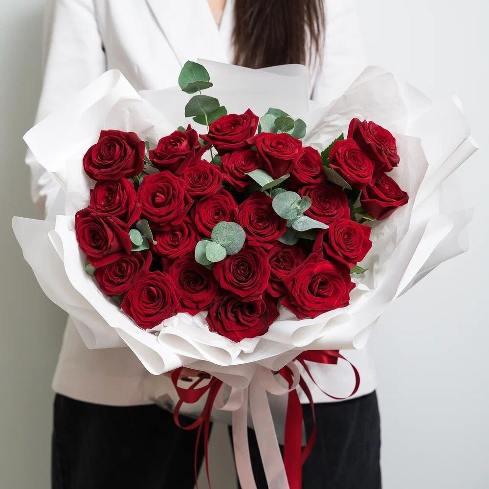 Роскошный букет из 25 красных роз с эвкалиптом – королевский подарок  Анадырь Чукотский автономный округ